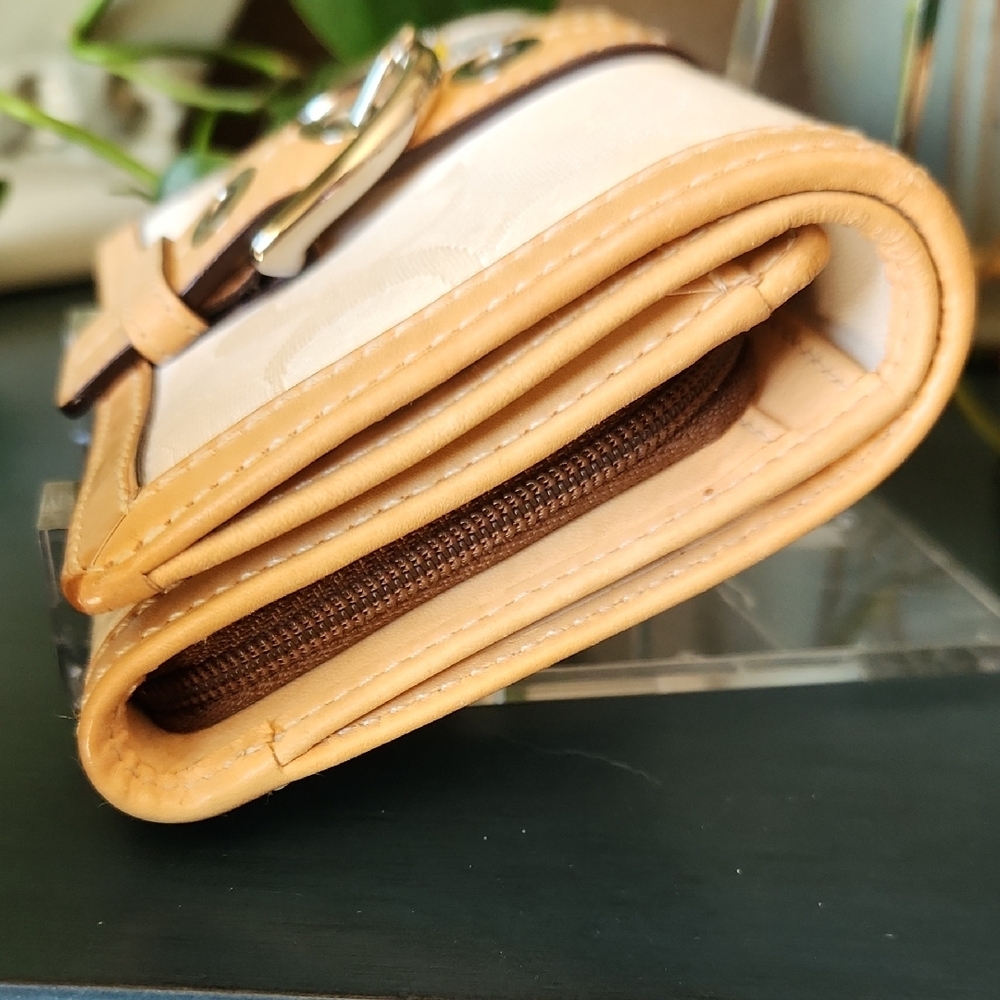 Coach Soho Rare Vintage Bee Wallet EUC - Picture 15 of 16